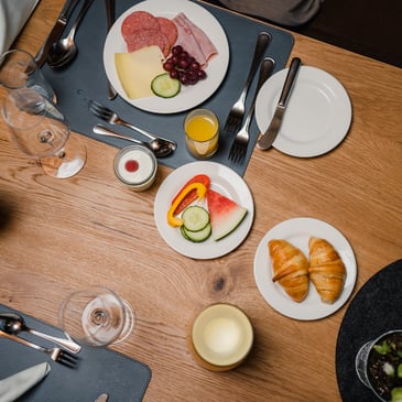 Frühstück im Hotel Dilly mit Wurst, Käse, Gemüse & Croissants