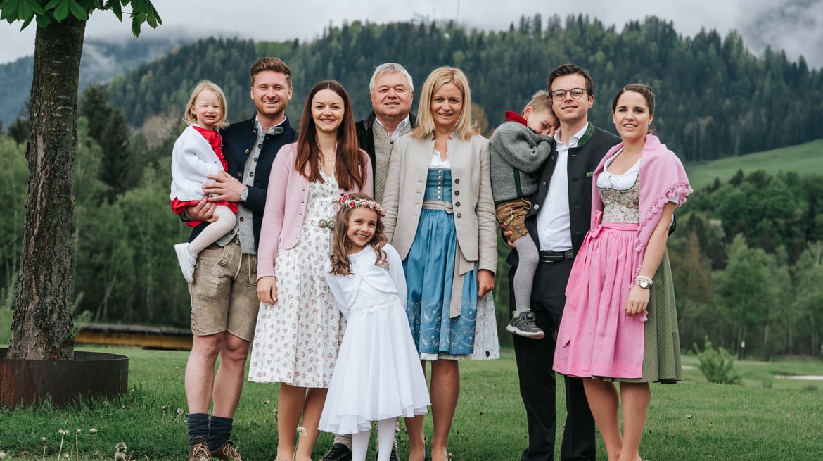 Ein aktuelles Bild der Familie Dilly im Garten des 4 Sterne Hotels in Oberösterreich