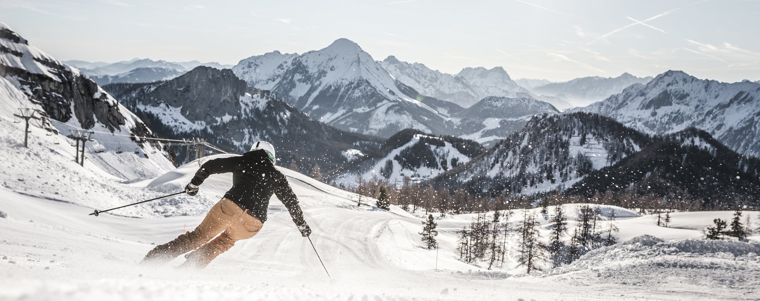 Skifahrer auf der Piste im Schiurlaub in Oberösterreich