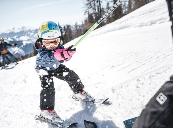 Kleines Mädchen beim Skifahren