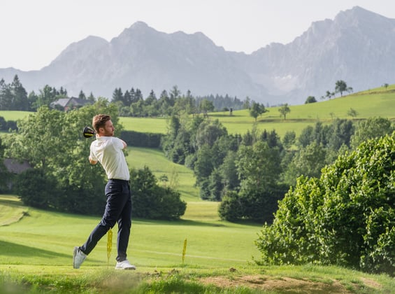 Mann beim Golf in Oberösterreich