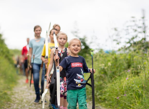 Gruppe von Kindern mit Pfeil & Bogen