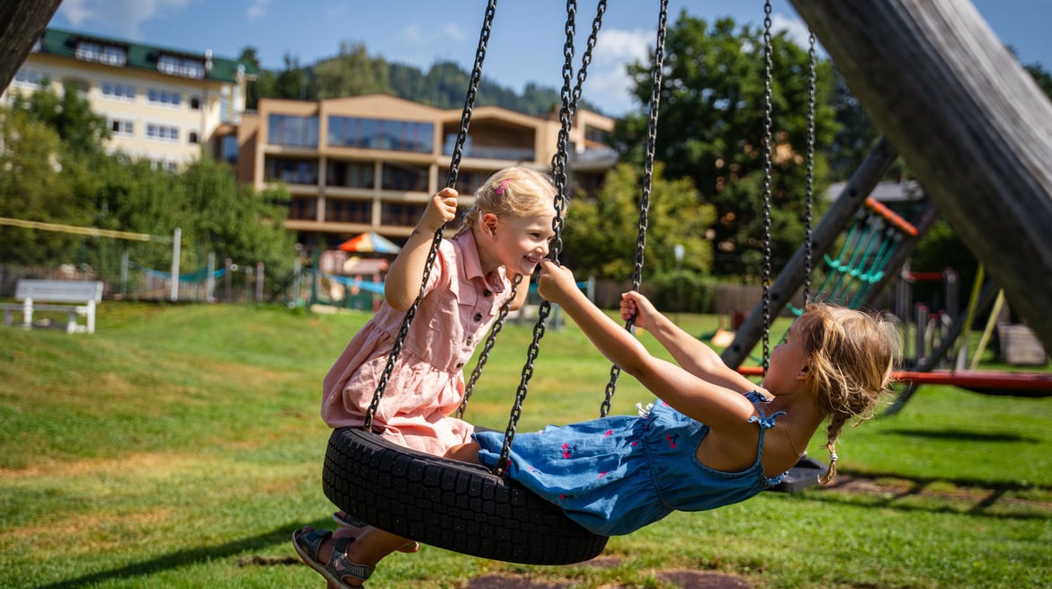 Schaukeln am Spielplatz im Dilly Resort