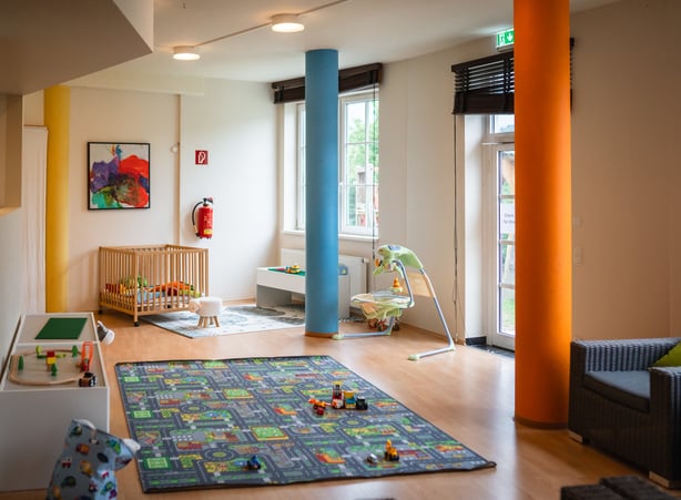 Eltern/Kind Raum mit vielen Spielsachen im Hotel Dilly