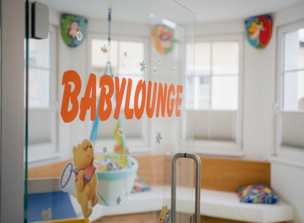 Eingang zur Babylounge im Hotel Dilly