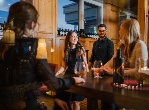 Eine Gruppe junger Menschen abends in der Bar