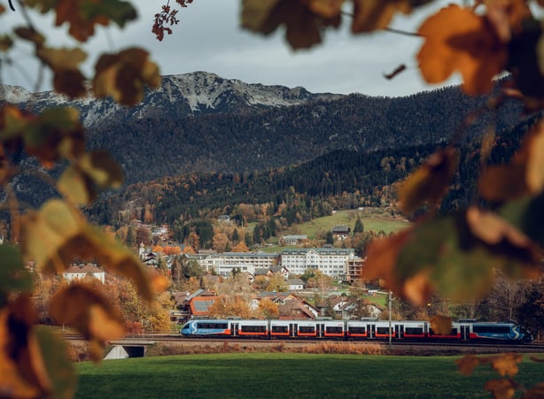 Zug der ÖBB vor dem Hotel Dilly