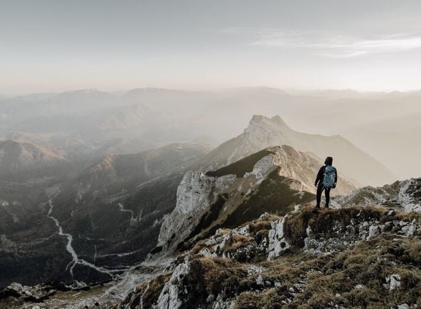 Wanderer am Gipfel mit Blick in die Nationalpark Kalkalpen Region