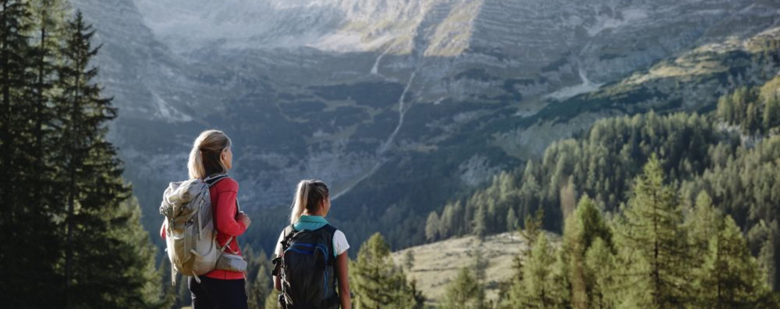Zwei Frauen beim Wandern in der Nationlpark Kalkalpen Region