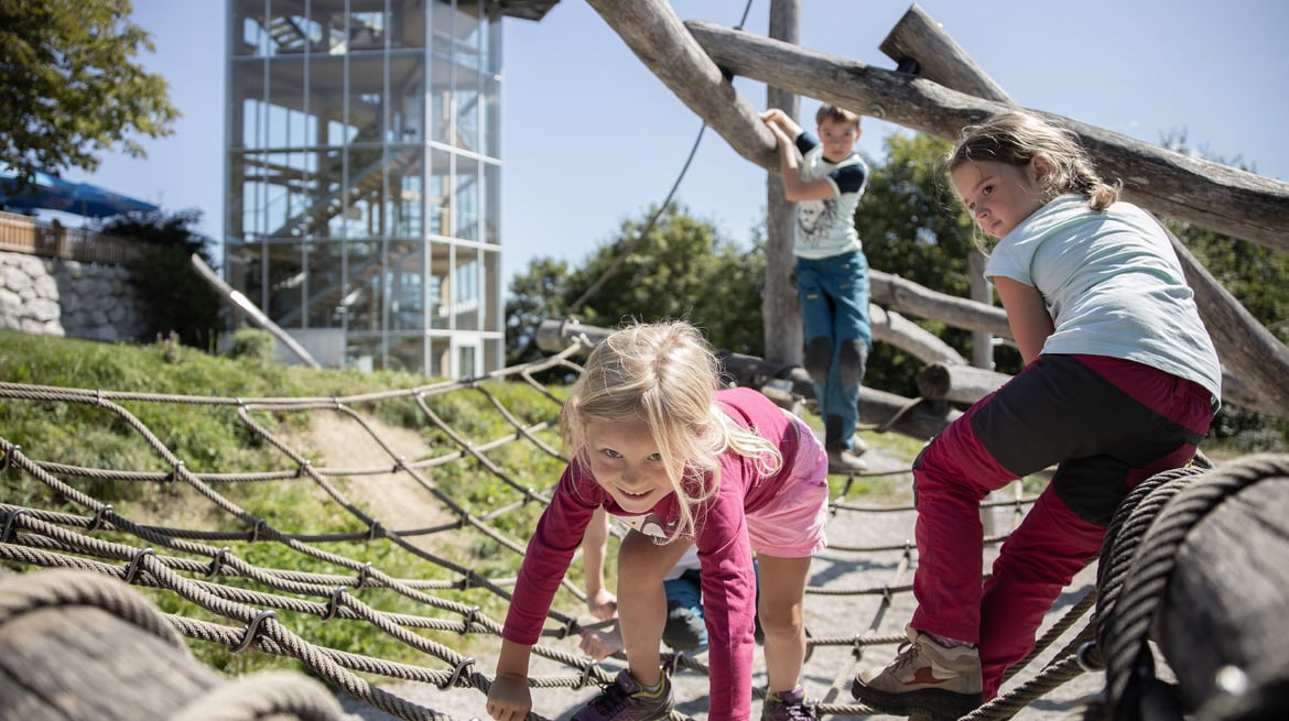 Kinder am Spielplatz am Wurbauerkogel Panoramaturm
