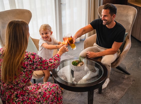 Begrüßungsgetränk bei Ankunft im Familienhotel Dilly