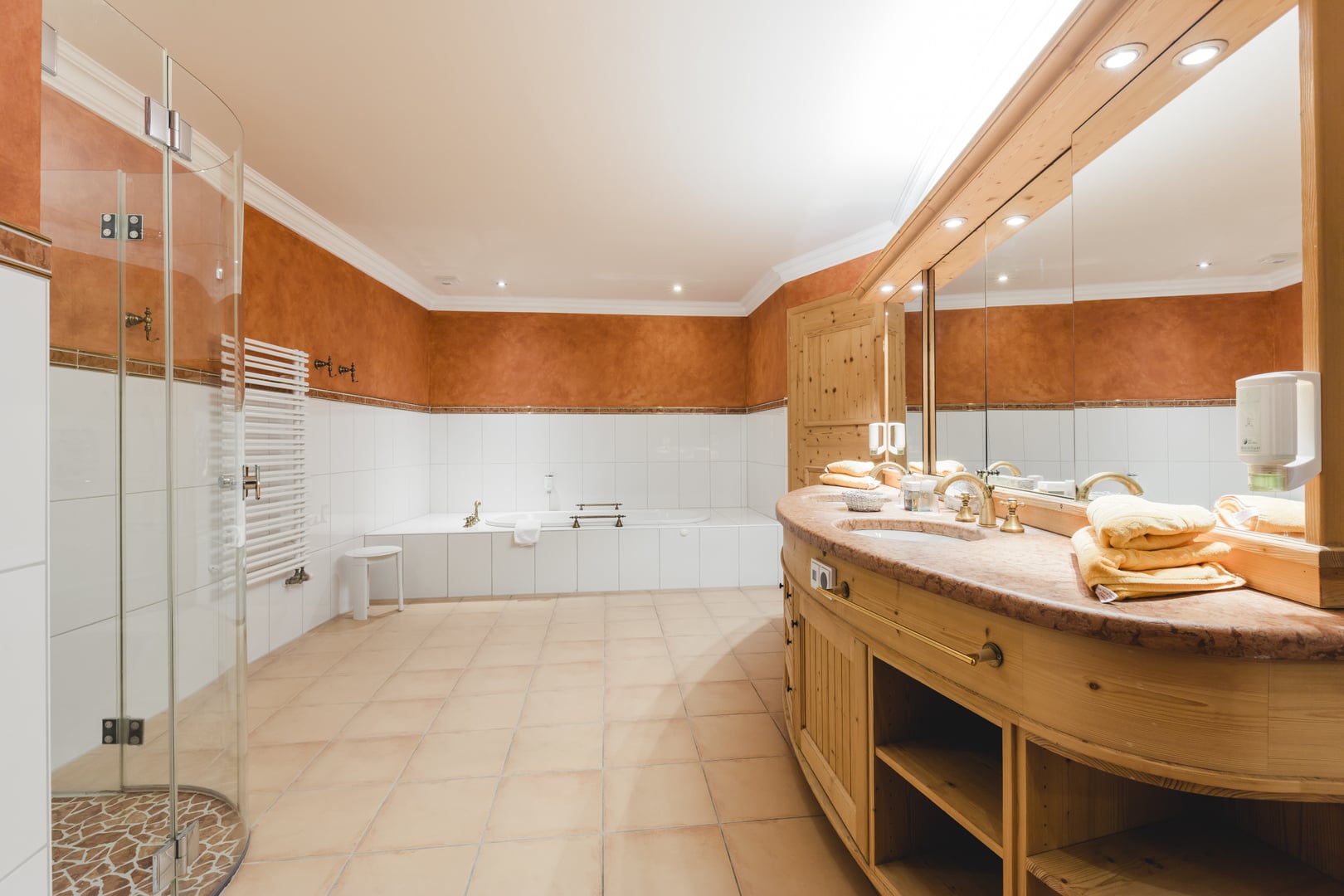 Bad Junior Suite im Dilly Resort