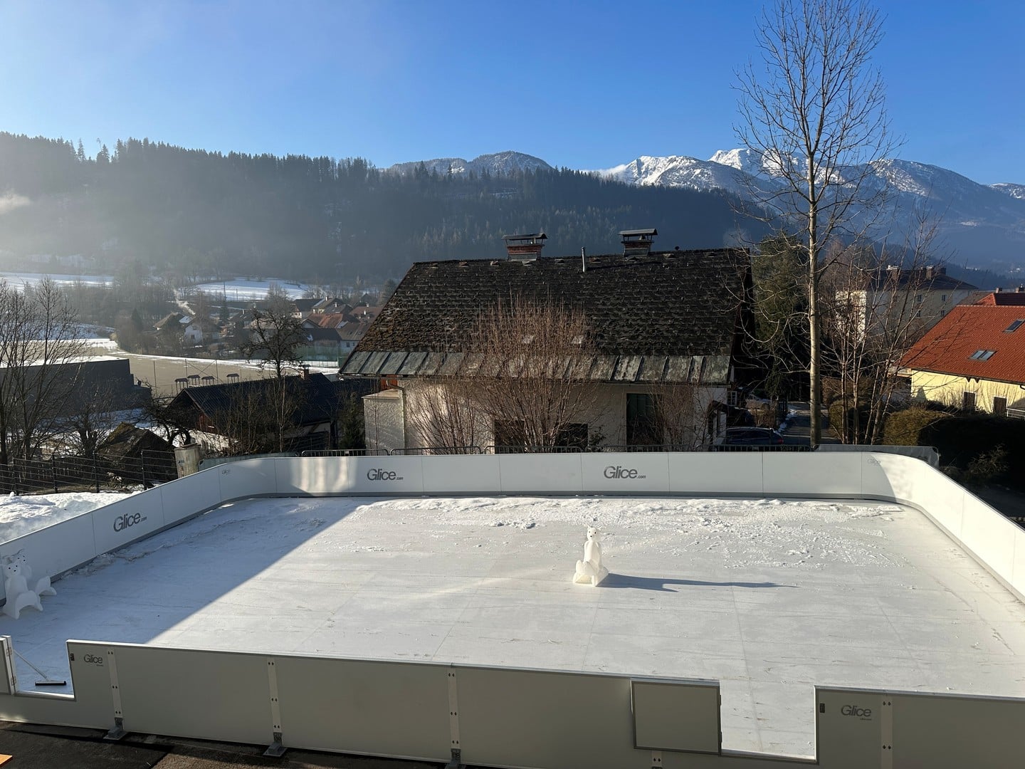 Kunst-Eislaufplatz direkt beim Hotel Dilly