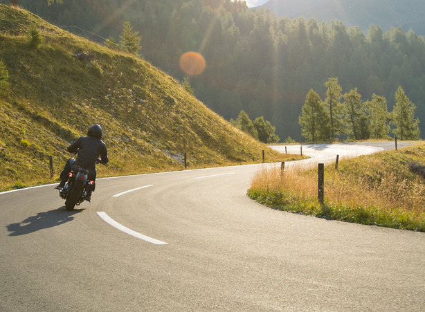 Motorrad auf Landstraße in den Bergen