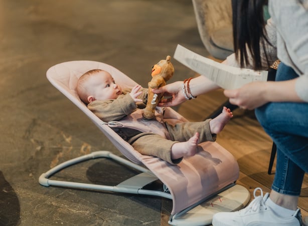 Baby in der Wippe im Dilly Resort