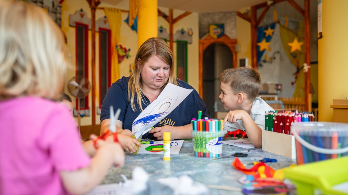Kinder basteln im Kidsclub im Dilly Resort