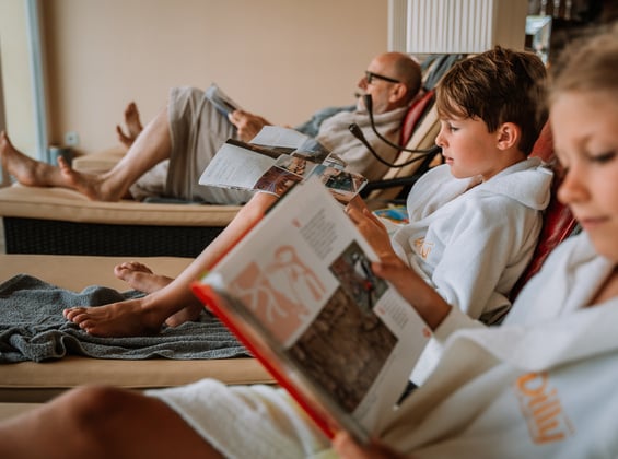 Familie liegt auf Liegen im Wellnessbereich im Dilly Resort