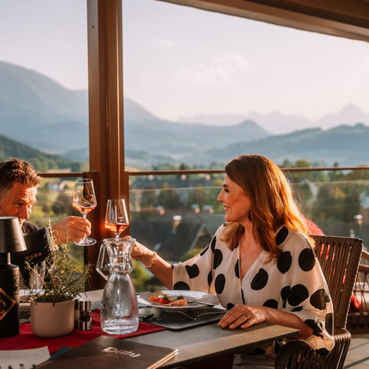 Paar sitzt auf der Terrasse beim Abendessen im Dilly Resort