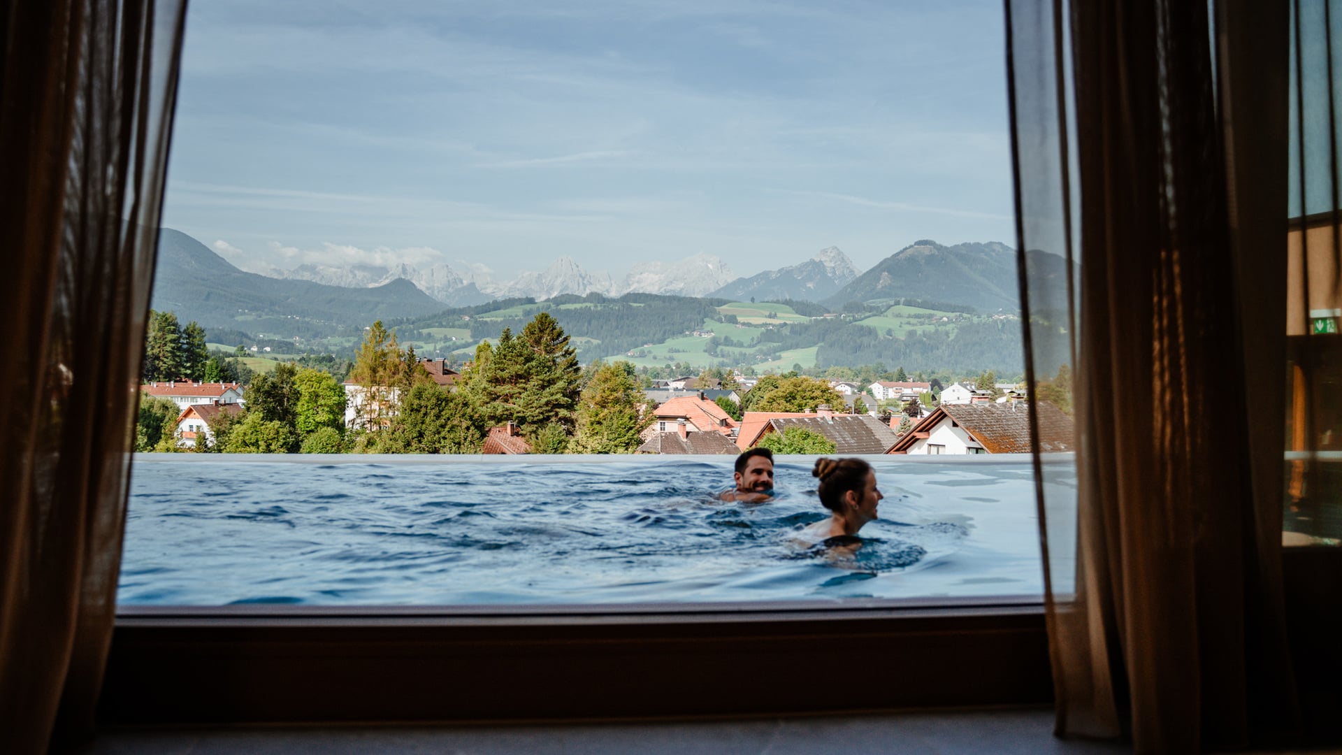 Paar schwimmt im Infinity Pool im Dilly Resort