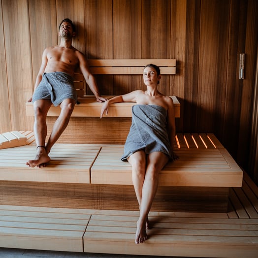 Paar in der Sauna im Dilly Resort