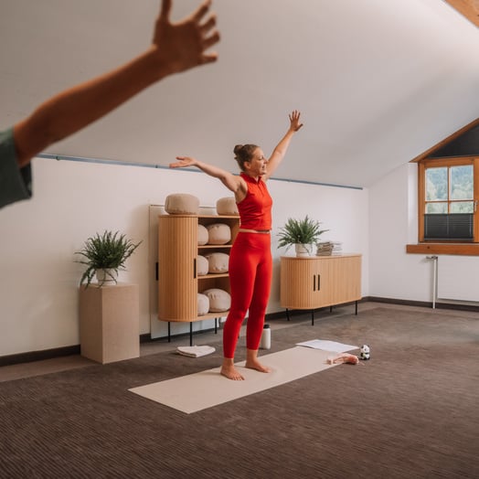 Martina Fuxjäger bei Yoga mit Kindern im Dilly Resort