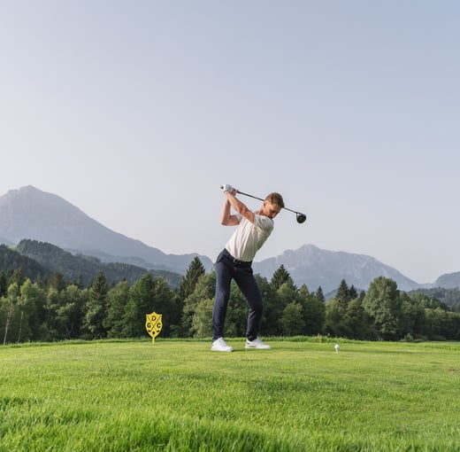 Golfer beim Abschlag auf dem Golfplatz