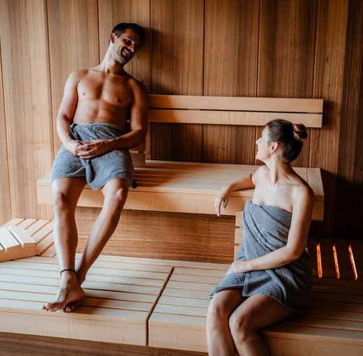 Paar in der Sauna des Wellnesshotels in Windschgarsten