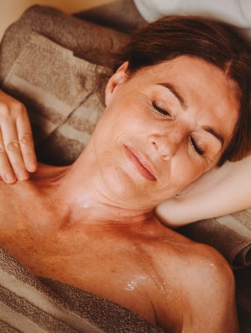 Frau bekommt eine Gesichtsmassage