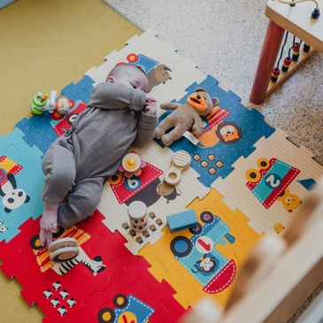 Baby auf Spielematte im Kinderhotel Österreich Dilly Resort