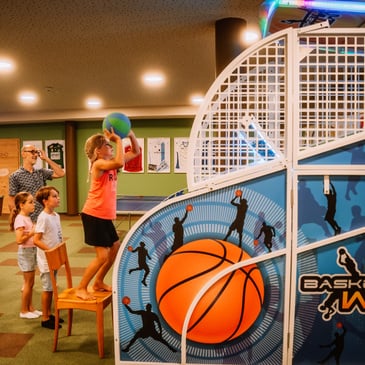 Basketball, Airhockey, GoKarts im Jugendraum im Hotel Dilly