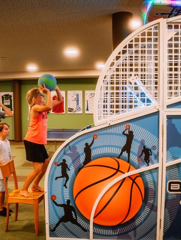 Basketball, Airhockey, GoKarts im Jugendraum im Hotel Dilly