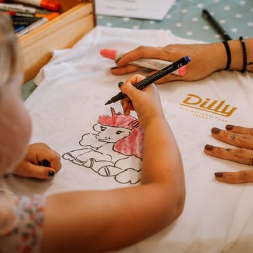 Mädchen bemalt T-Shirt im Kinderhotel Österreich Dilly Resort