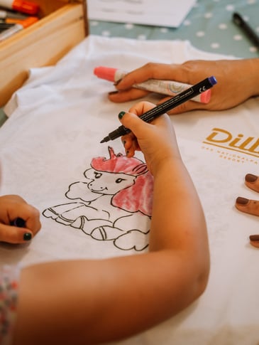 Mädchen bemalt T-Shirt im Kinderhotel Österreich Dilly Resort
