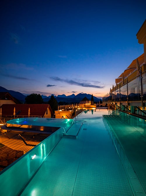 Älteres Paar im Bademantel auf der sonnigen Terrasse des Hotels im Nationalpark