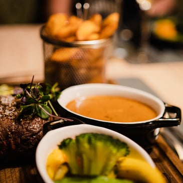 Dinner at Hotel Dilly: steak with side dishes