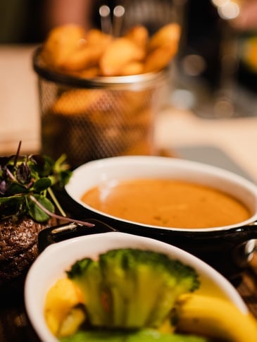 Dinner at Hotel Dilly: steak with side dishes