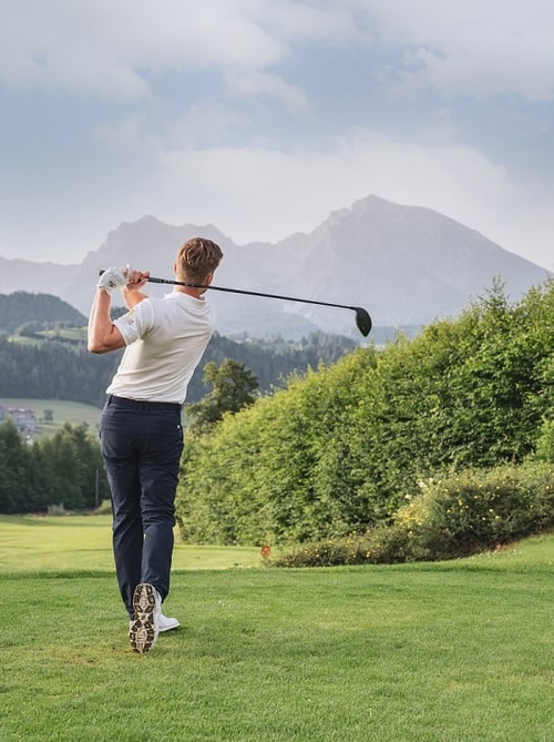 Mann beim Golfen im Golfurlaub in Oberösterreich