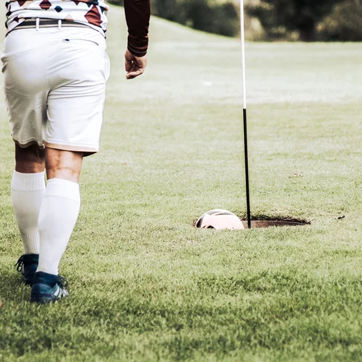 Frau beim Footgolf spielen in Windischgarsten