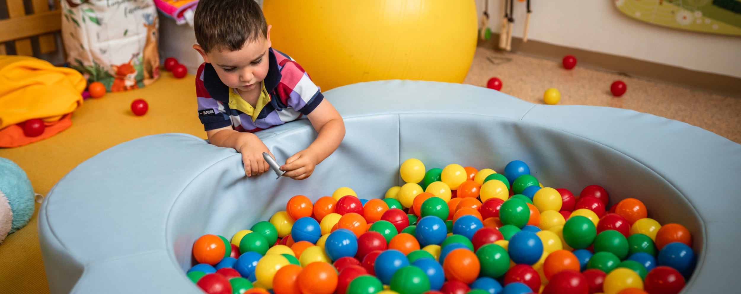 Kind spielt mit Lego Steinen