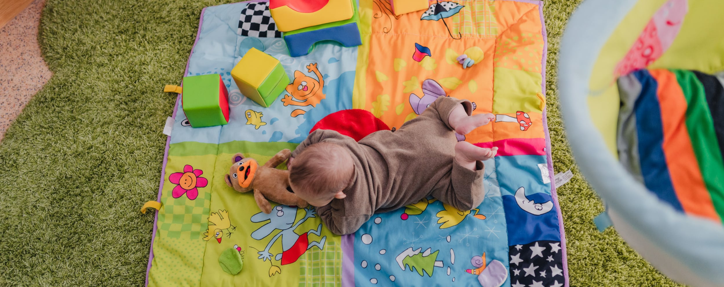 Baby spielt in Babylounge im Dilly Resort