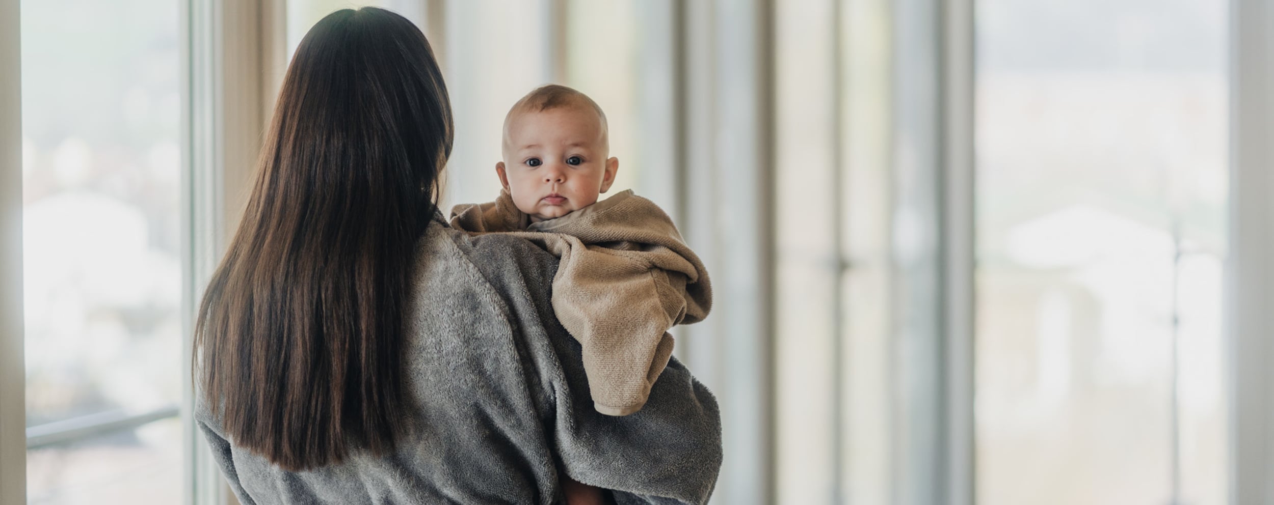 Mama und Baby im Wellnessbereich im Bademantel Dilly Resort