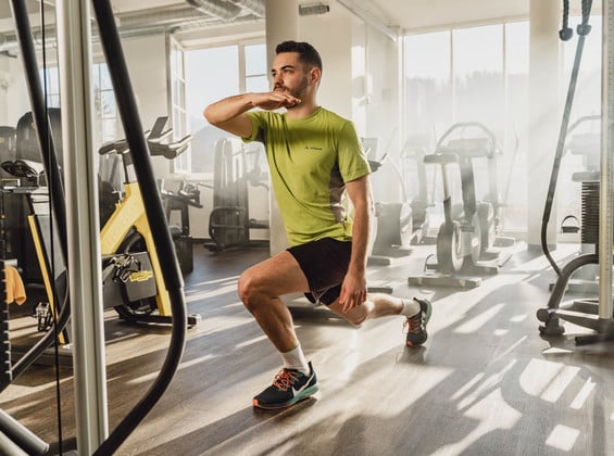 Mann im Ausfallschritt im Fitnessstudio des Fitnesshotels in Oberösterreich