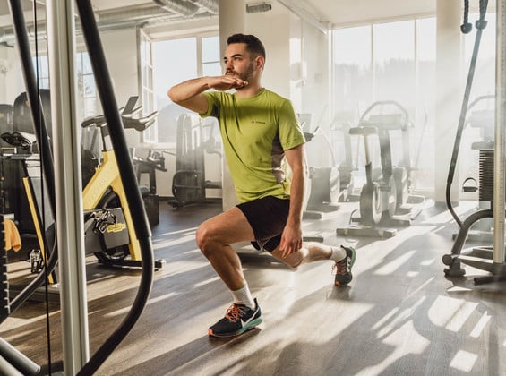 Man doing lunges in the gym at the fitness hotel in Upper Austria
