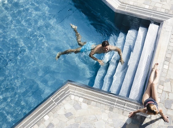 Man and woman in the outdoor pool at the day spa in Upper Austria