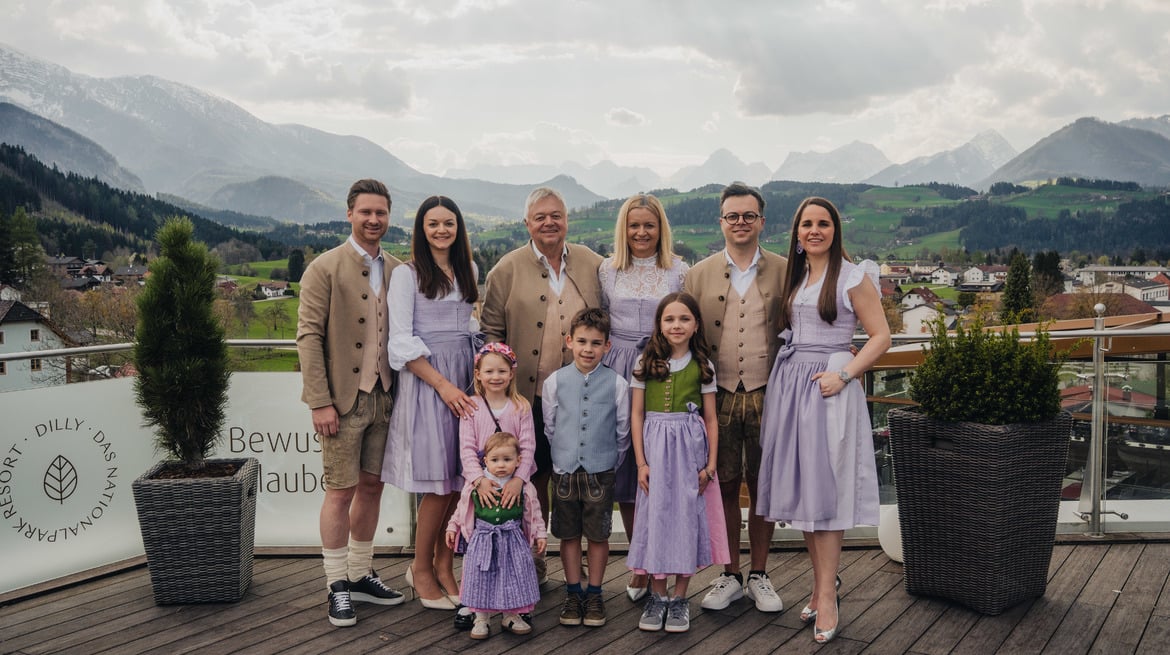 Ein aktuelles Bild der Familie Dilly im Garten des 4 Sterne Hotels in Oberösterreich