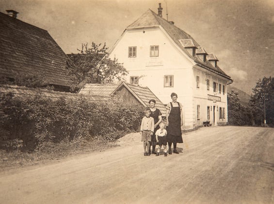 An old photo of the Dilly family in front of the former inn in Windischgarsten