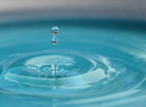 Wassertropfen schlägt auf Wasser auf