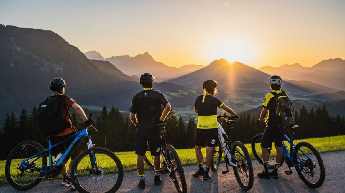 Freunde genießt Landschaft beim Radurlaub im Nationalpark Kalkalpen