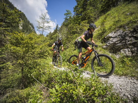 Mann und Frau mit dem Bike am Singletrail