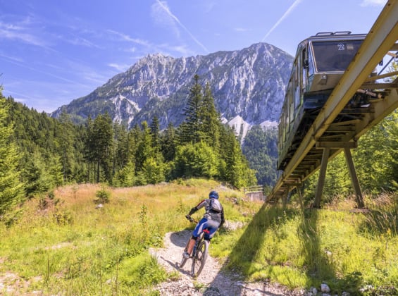 Mann mit dem Bike auf Singletrail auf der Wurzeralm